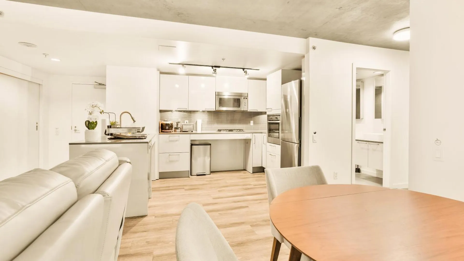 Urban Chic: Sleek 2Br In Heart Of Vancouver Canada