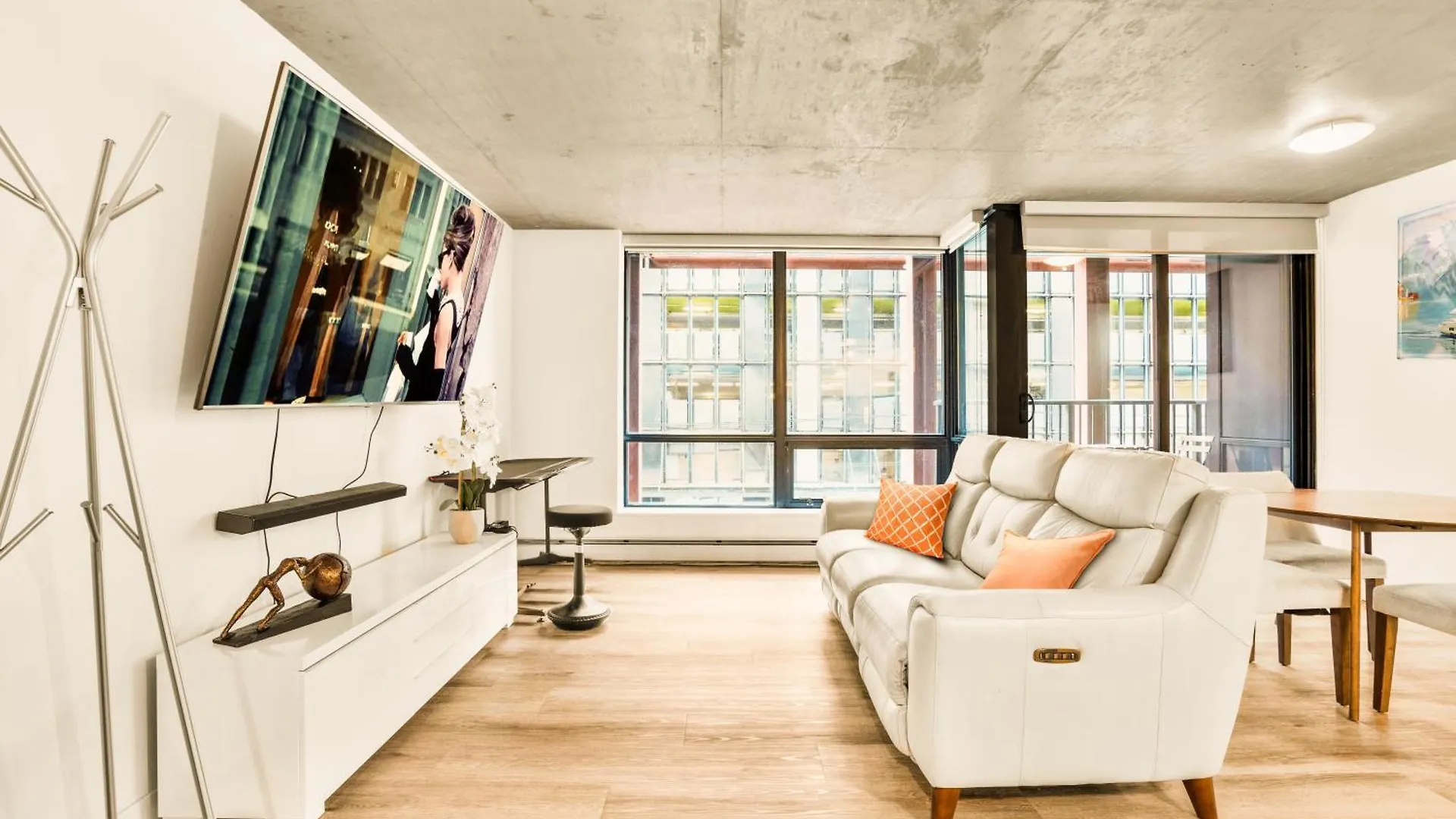 Urban Chic: Sleek 2Br In Heart Of Vancouver Canada