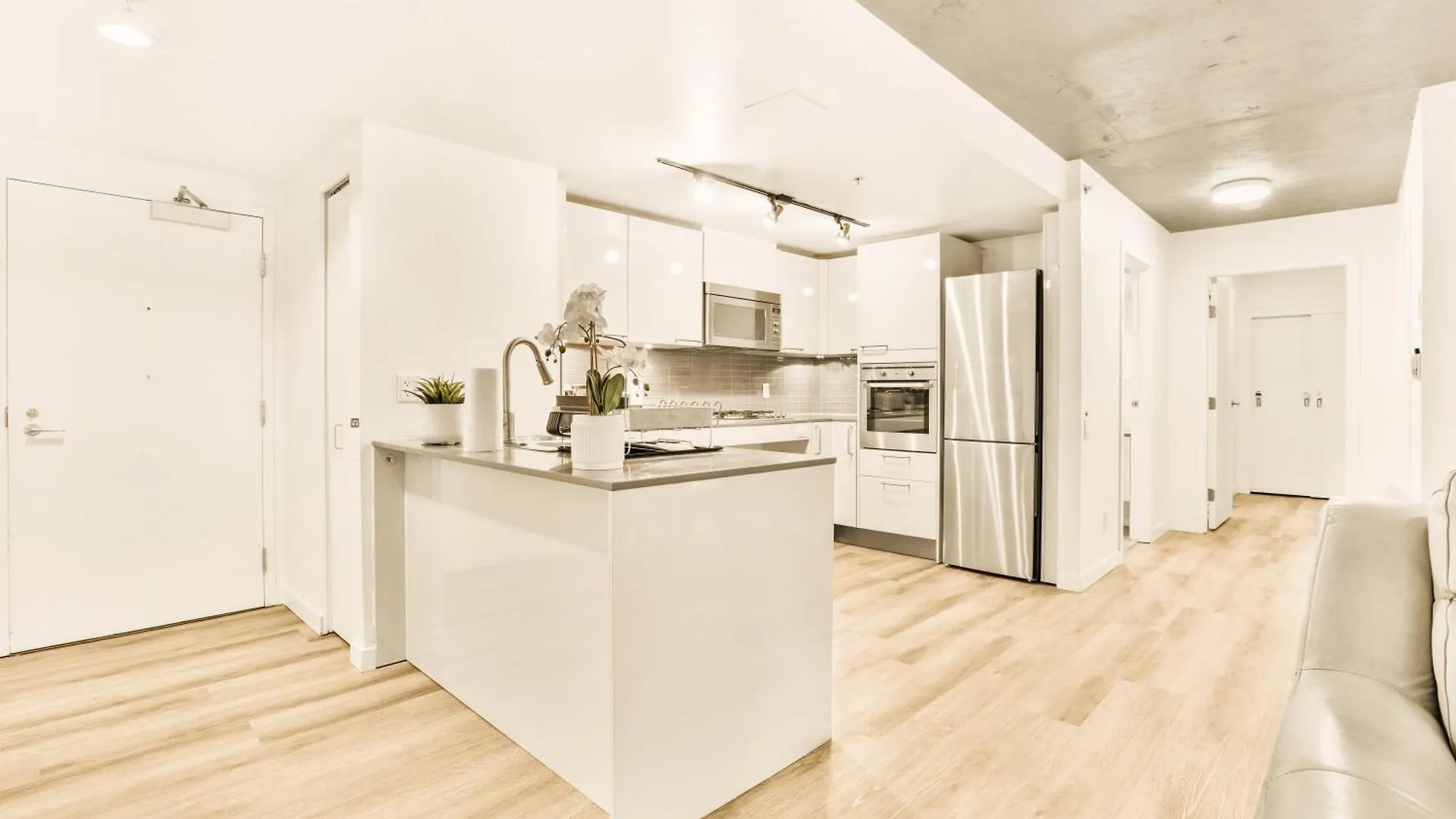 Apartment Urban Chic: Sleek 2Br In Heart Of Vancouver