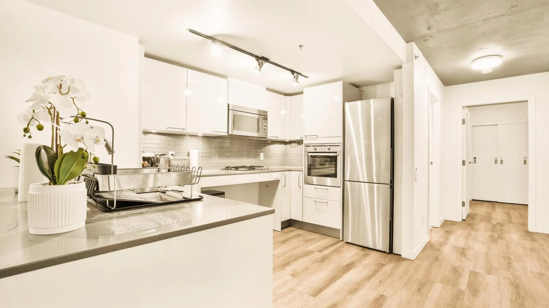 Urban Chic: Sleek 2Br In Heart Of Vancouver 0*,  Canada