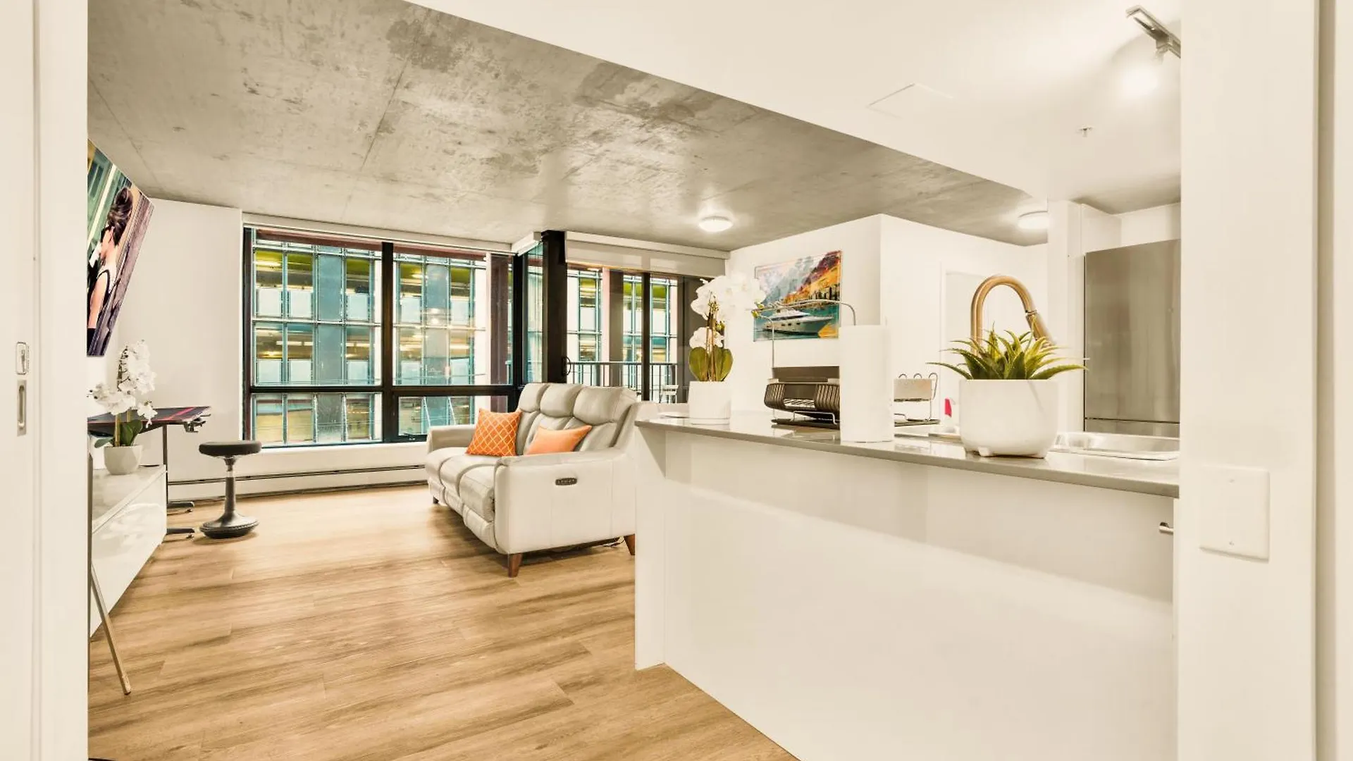 Urban Chic: Sleek 2Br In Heart Of Vancouver
