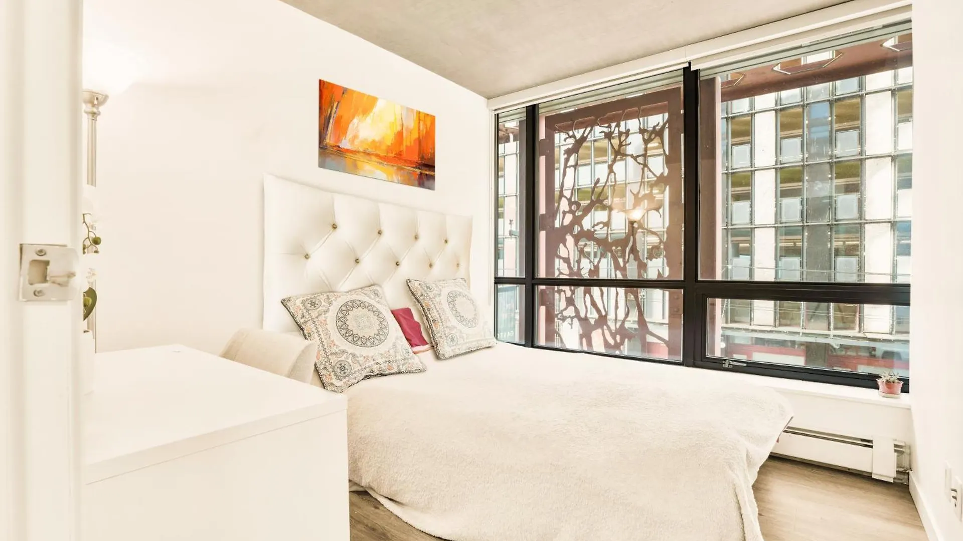Urban Chic: Sleek 2Br In Heart Of Vancouver