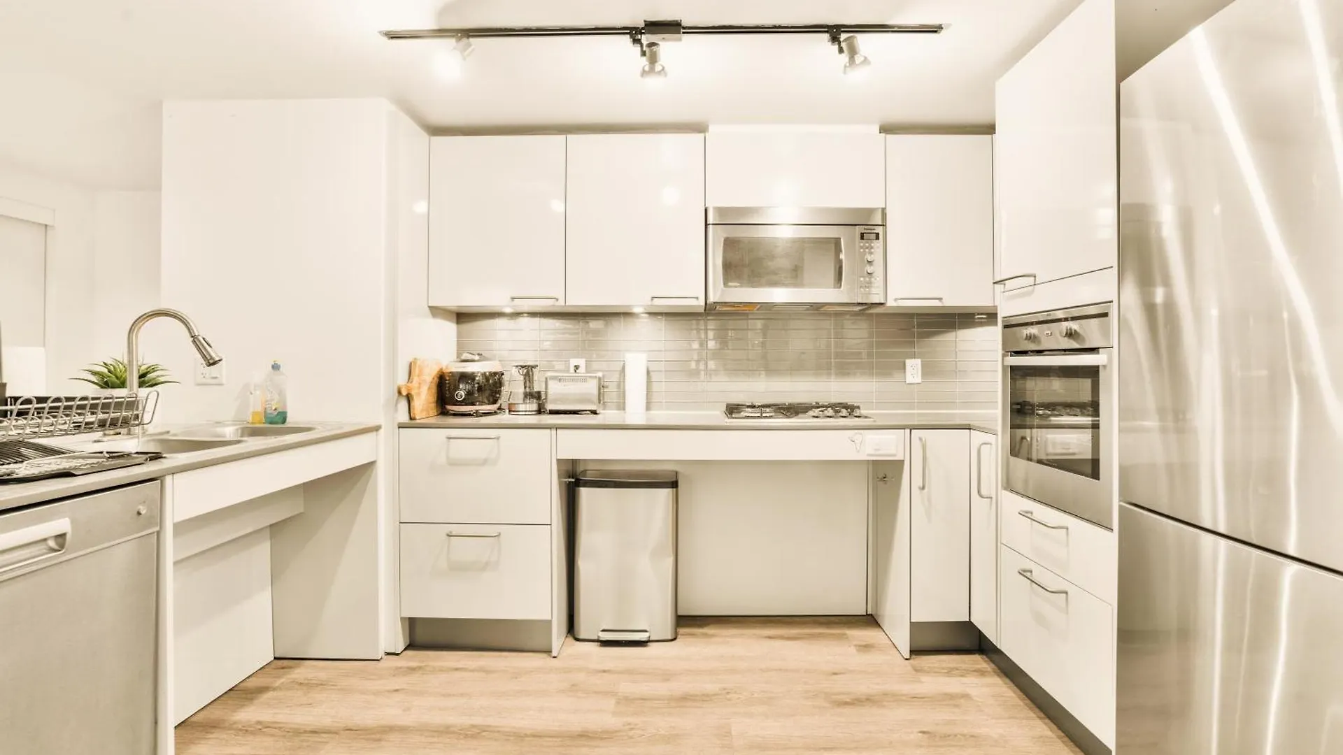 Apartment Urban Chic: Sleek 2Br In Heart Of Vancouver Canada