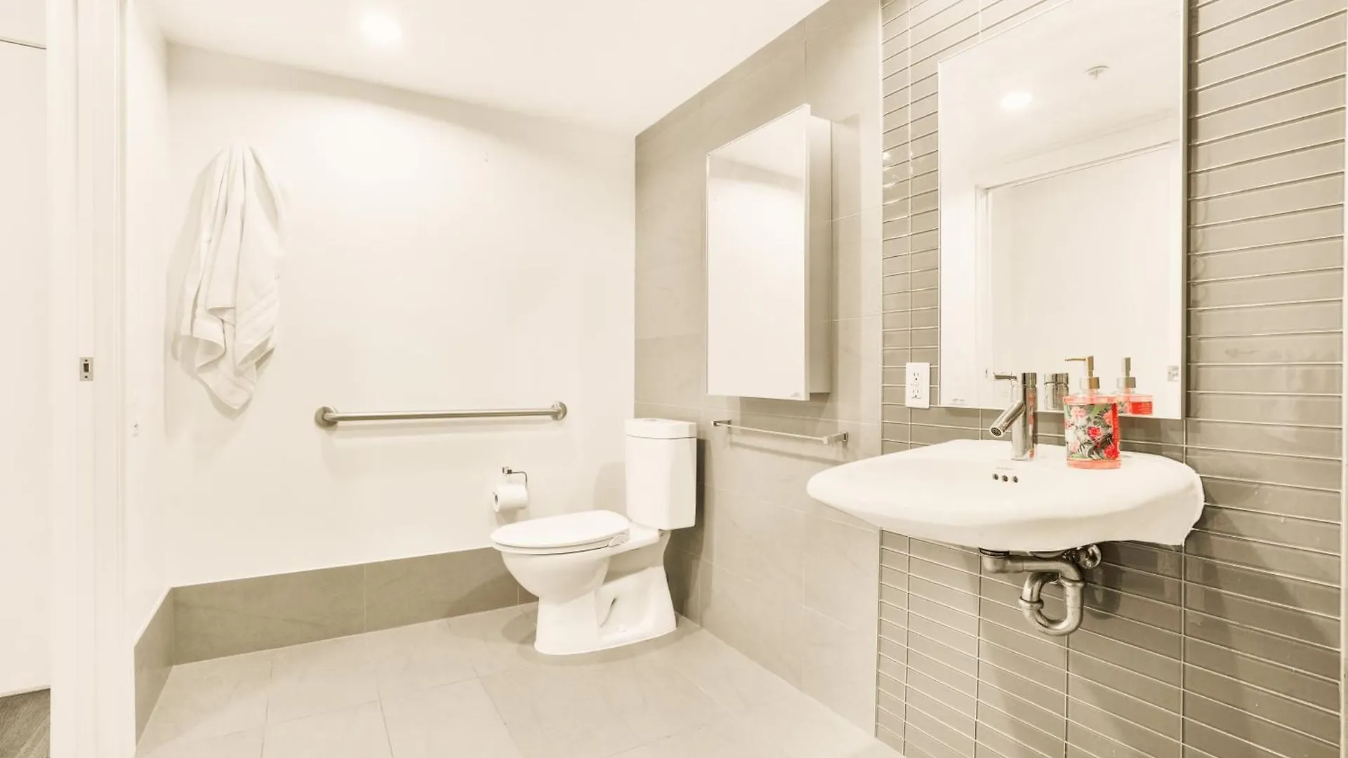 Urban Chic: Sleek 2Br In Heart Of Ванкувер Апартаменты