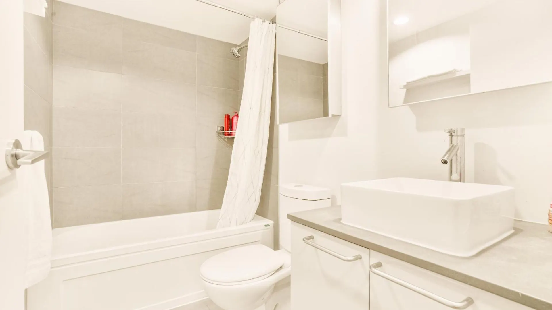 Urban Chic: Sleek 2Br In Heart Of Ванкувер
