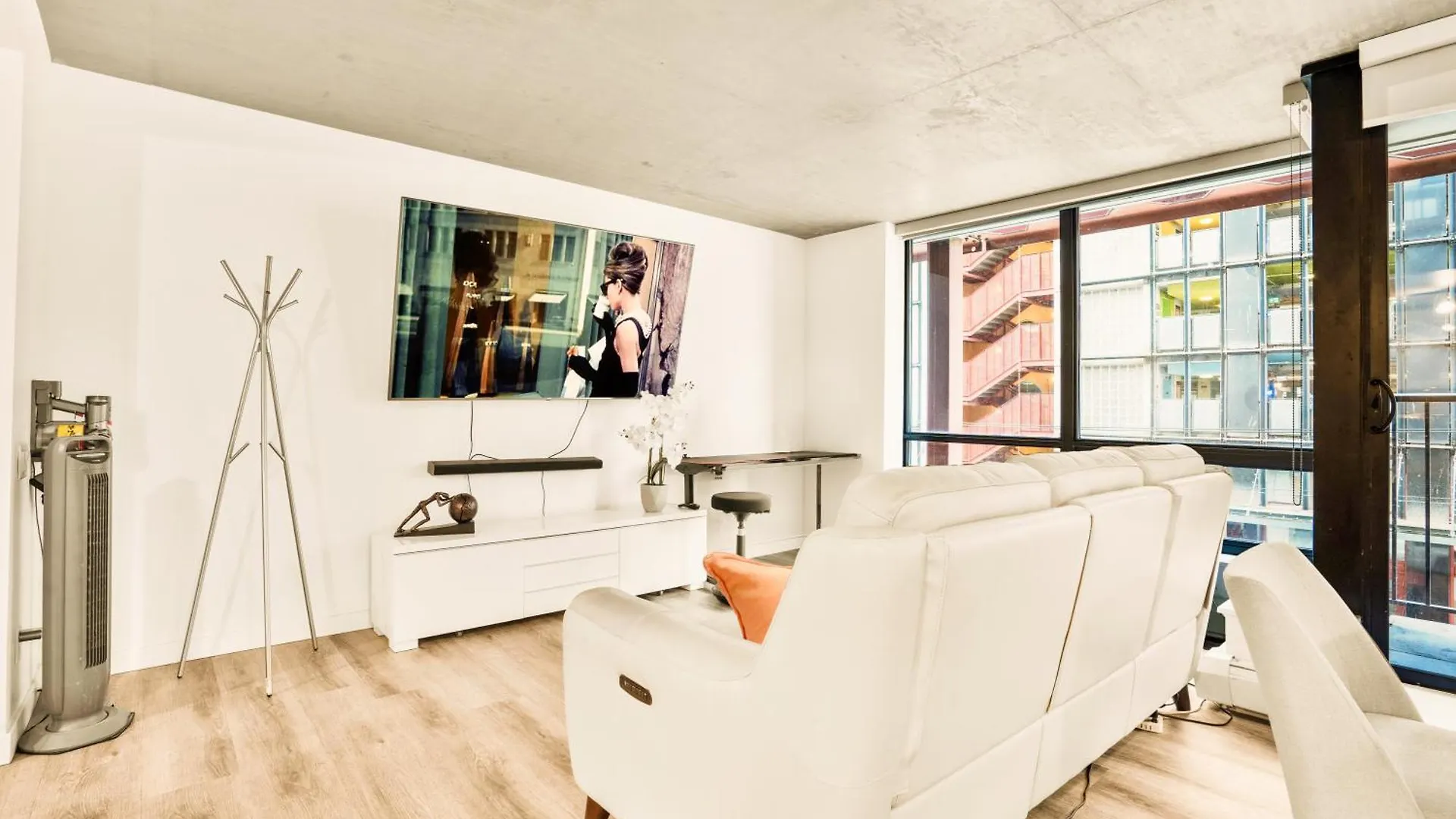 Urban Chic: Sleek 2Br In Heart Of Vancouver